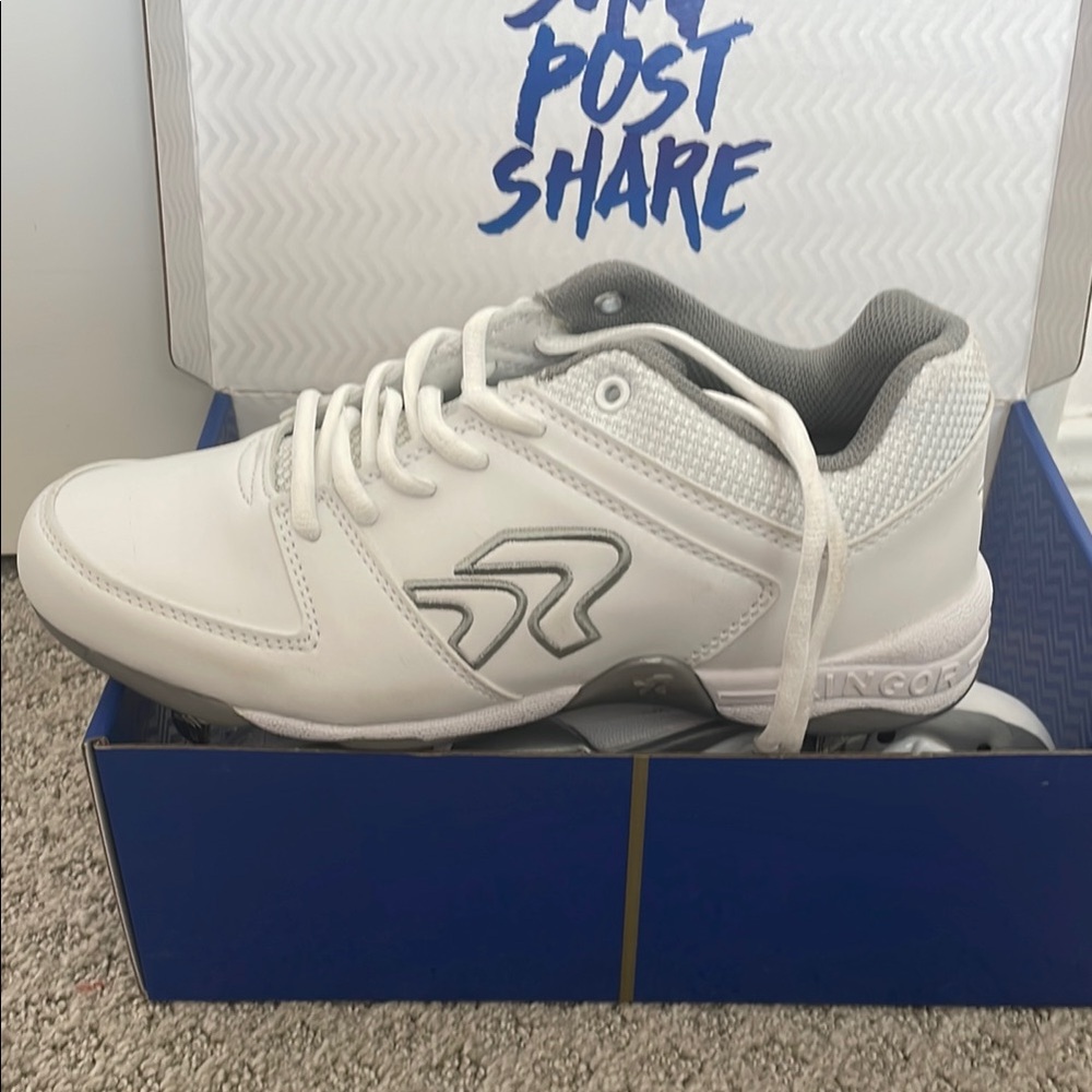 Metal softball cleats